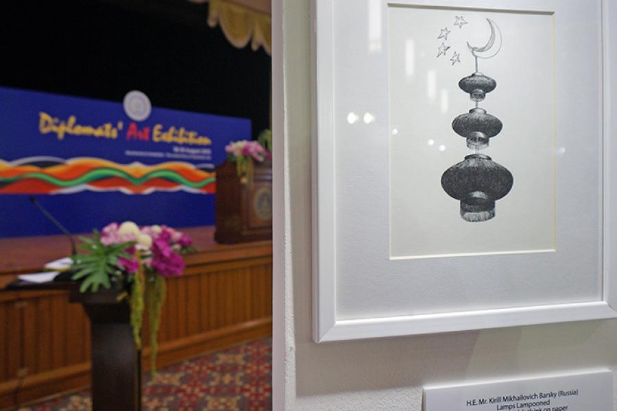 Российская экспозиция выставки представлена работами Посла России в Тайланде Кирилла Барского