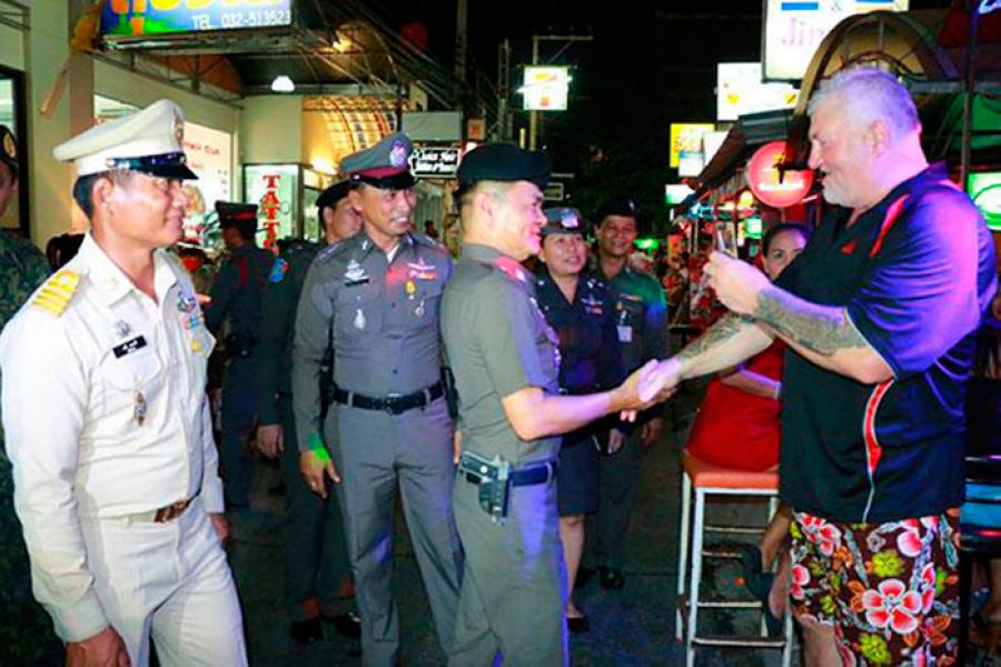 Генерал-майор Криссана с командой встречается с иностранными туристами в Хуа Хине. Фото 29 апреля 2015