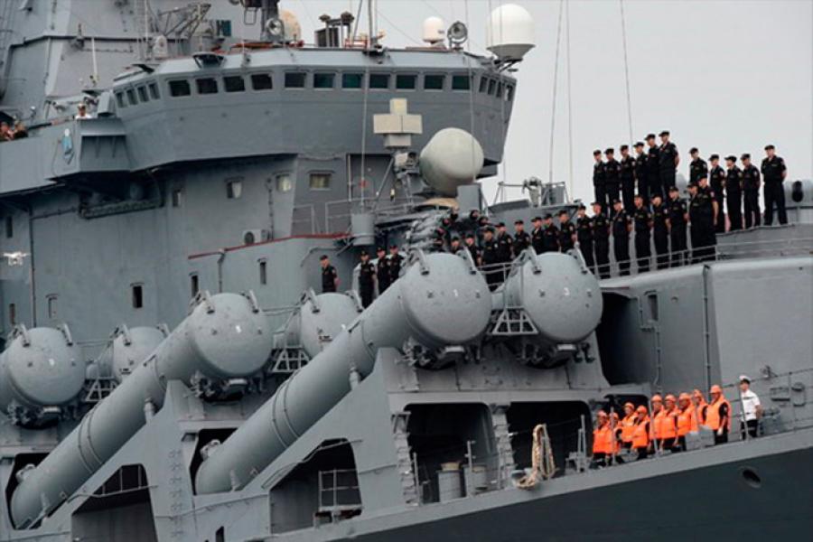 Командующий крейсера "Варяг" Алексей Ульяненко. Порт Камрань, Вьетнам 27 апреля 2017 года