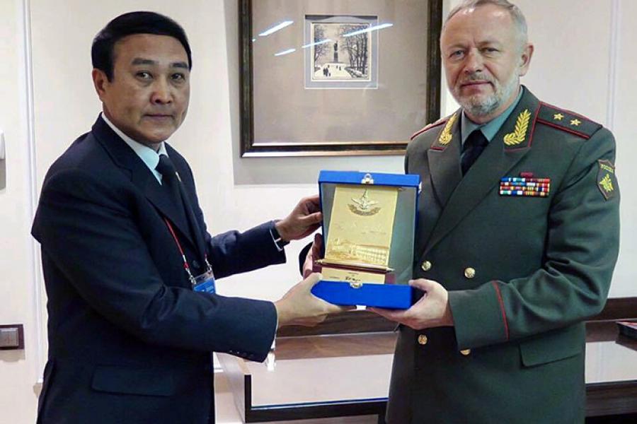 Замминистра обороны Тайланда генерал Ситабут и замминистра России генерал Александр Фомин