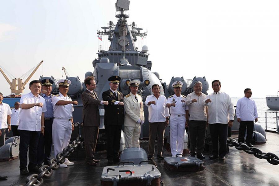 Президент Филиппин Родриго Дутерете посетил флагман российского Тихоокеанского флота "Варяг" во время стоянки судна в Маниле 24 апреля 2017