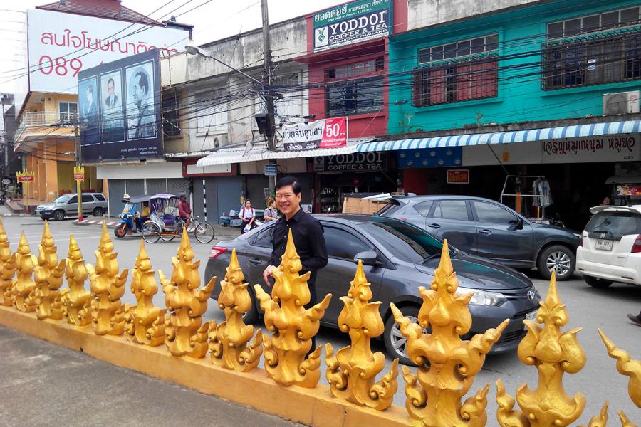 Мэр города Чанг Рай  г-н Ванчай Чонгсуттанамани проверяет работы по реконструкции Золотой улицы