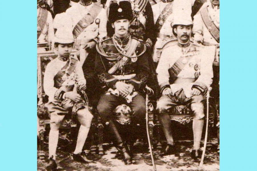 Цесаревич Николай Александрович в Сиаме с наследным принцем Маха Ваджирунхисом (слева) и королем Чулалонгкорном (справа), март 1891 года
