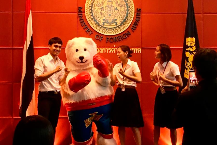 Г-н Медведь Русский Аюттхайя поет со студентами в МИД Таиланда. Фото Khaosod