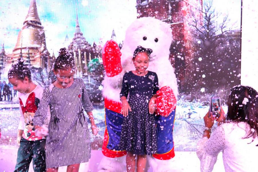 Удивительный фестиваль - и снег, и Белый Медведь. Г-н Медведь Русский Аюттхайя - талисман Российско-Тайского фестиваля дружбы.  Фото Khaosod