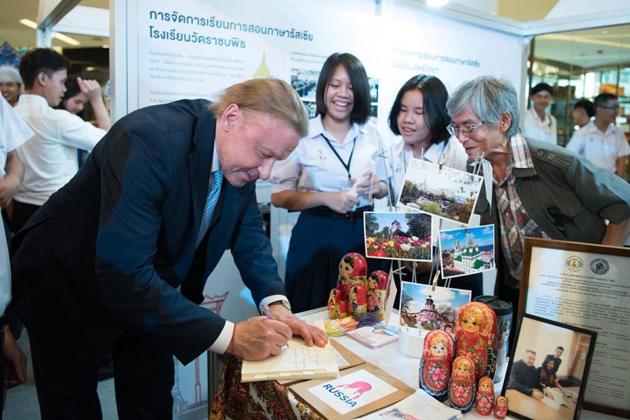 Посол России в Таиланде Кирилл Барский подписывает памятные открытки гостям фестиваля. Фото МИД Таиланда