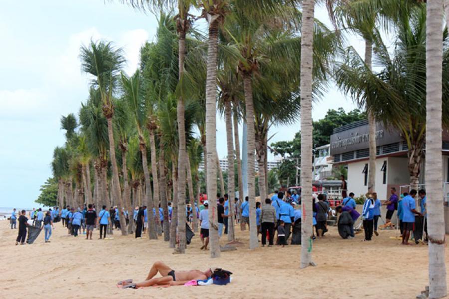 Армия в 500 человек пришла чистить пляж Донгтан на Джомтьене. Фото Pattaya Mail