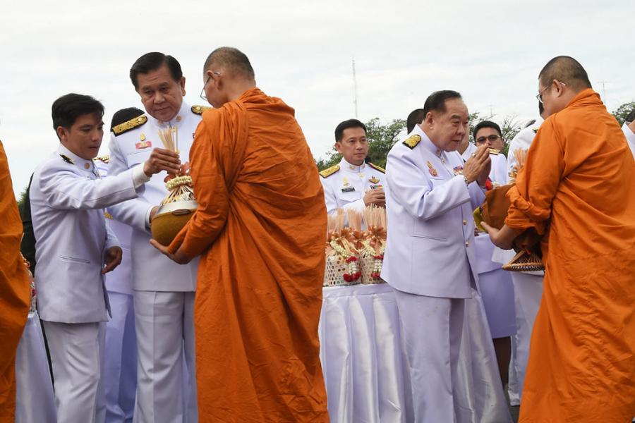 Церемония подношения монахам в честь 65-летия Короля Таиланда Рамы X. Фото NNT