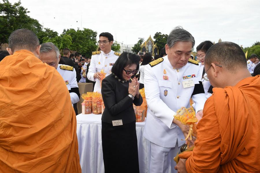 Церемония подношения монахам в честь 65-летия Короля Таиланда Рамы X. Фото NNT