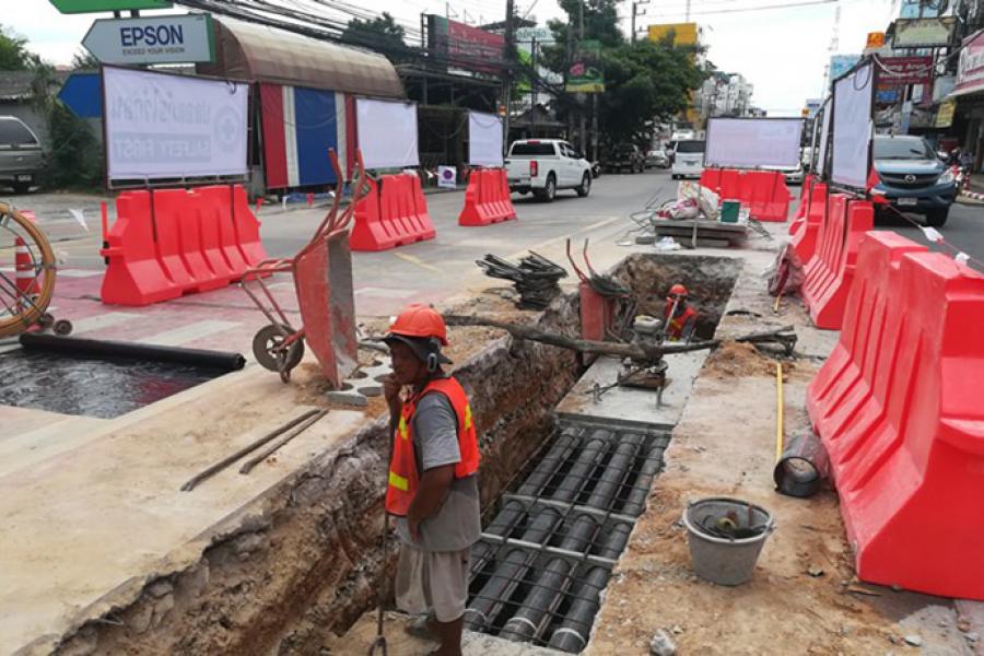 Монтажные работы по прокладке электрокабеля под землю на Центральной улице в Паттайе. Фото Pattaya Mail