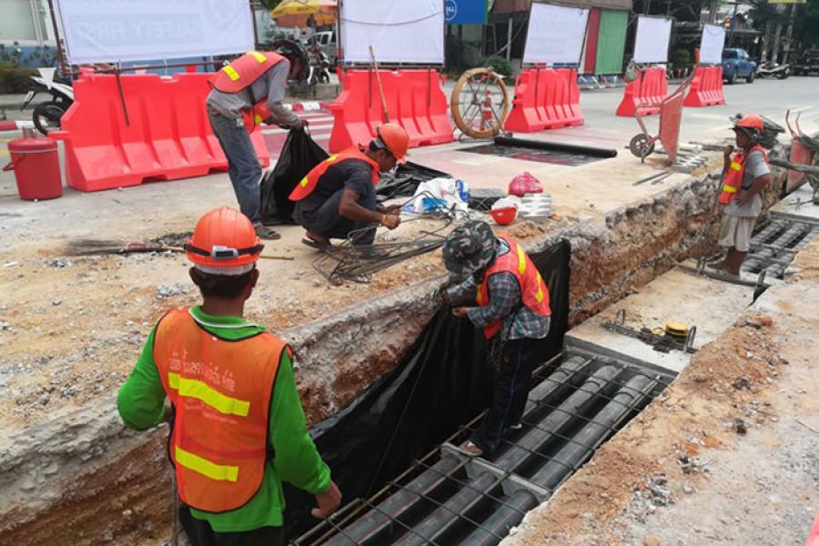 Монтажные работы по прокладке электрокабеля под землю на Центральной улице в Паттайе. Фото Pattaya Mail