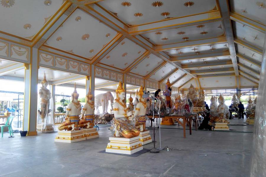 Сотни божеств и мифических существ готовы, чтобы украсить Королевский крематорий. Фото Новости Таиланда
