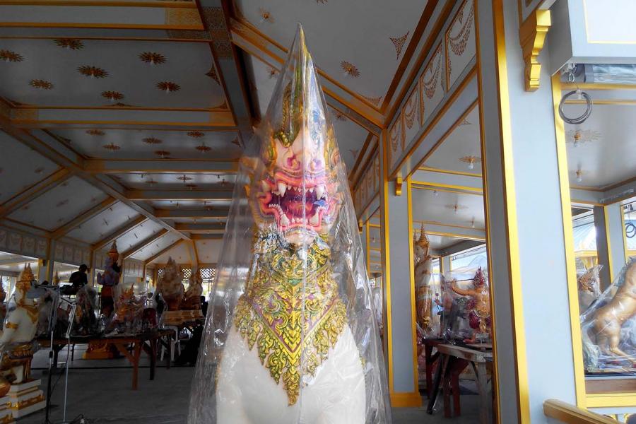 Сотни мифических существ готовы, чтобы украсить Королевский крематорий. Фото Новости Таиланда
