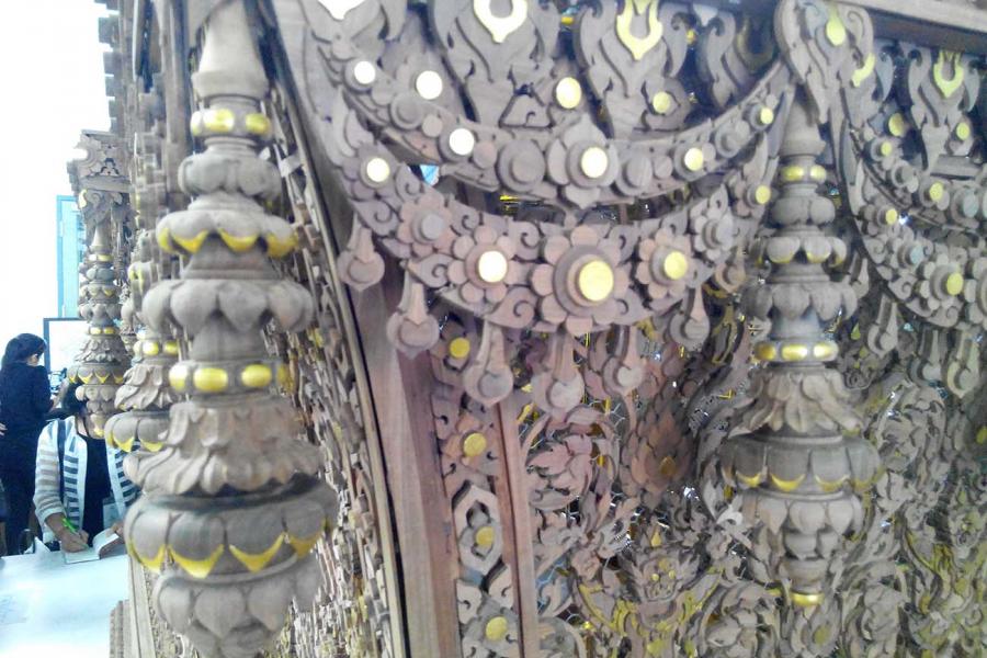 Фрагменты королевского гроба из сандалового дерева. Фото Новости Таиланда