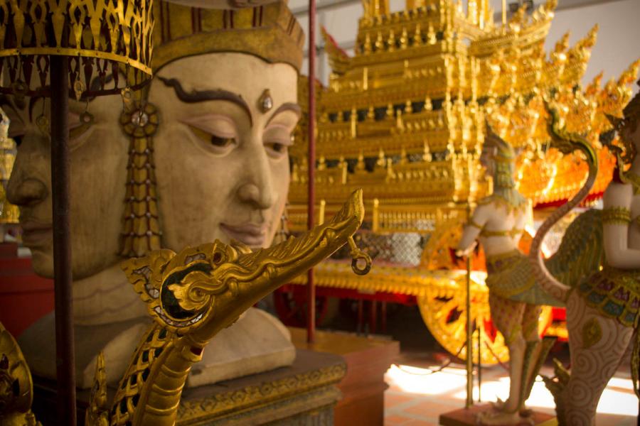 Буддийские и индуистские божества на фоне королевской колесницы "Великая Победа". Фото Новости Таиланда