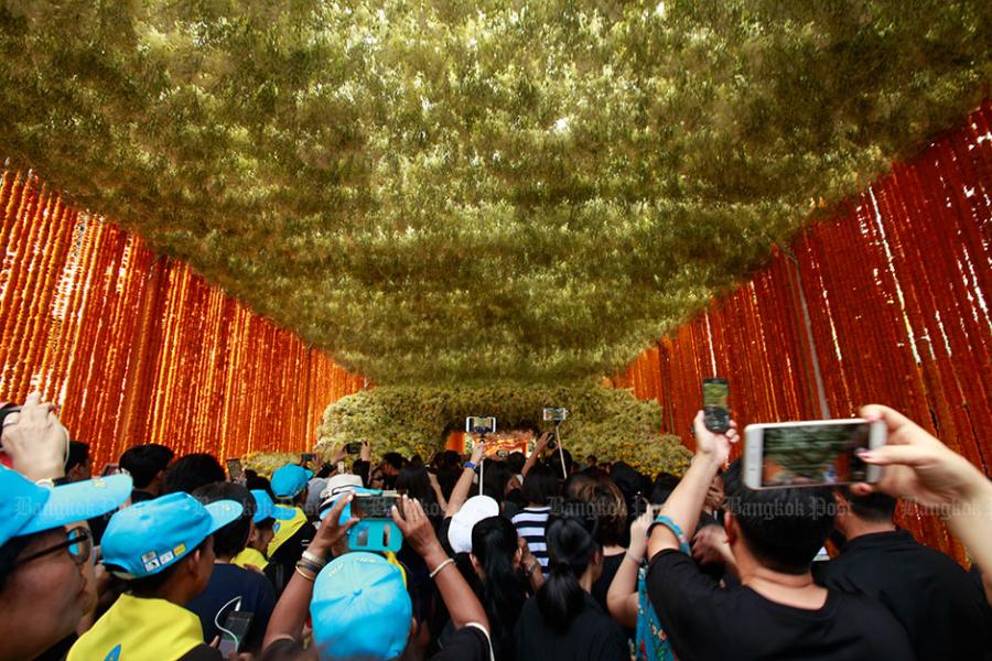Из самых разных и самых красивых тропических цветов создан самый длинный тоннель в Бангкоке. Фото Bangkok Post