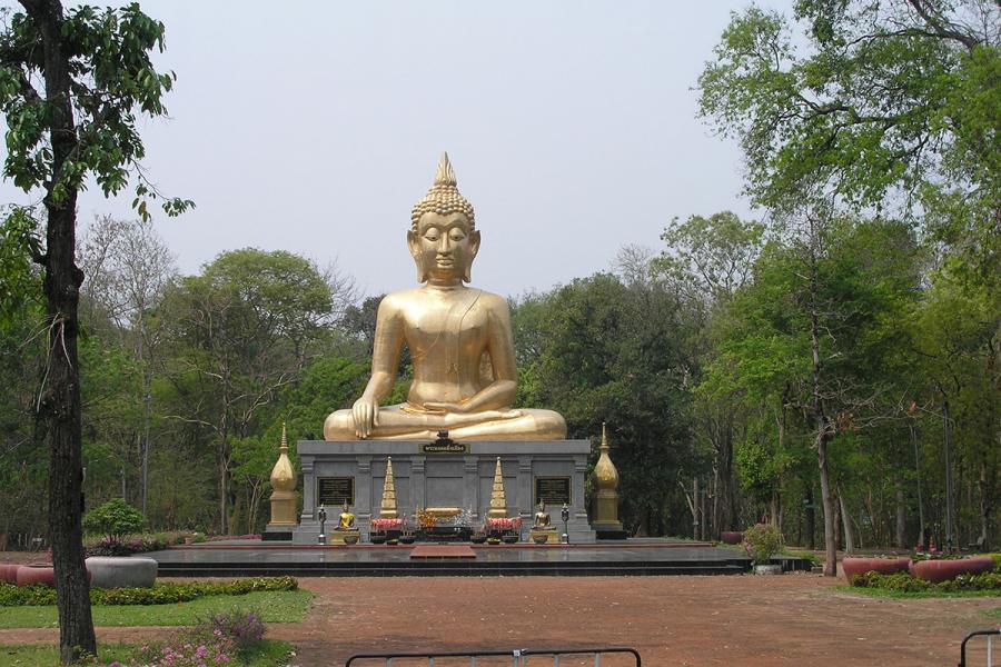 Большой Будда в провинции Амнат Чароен