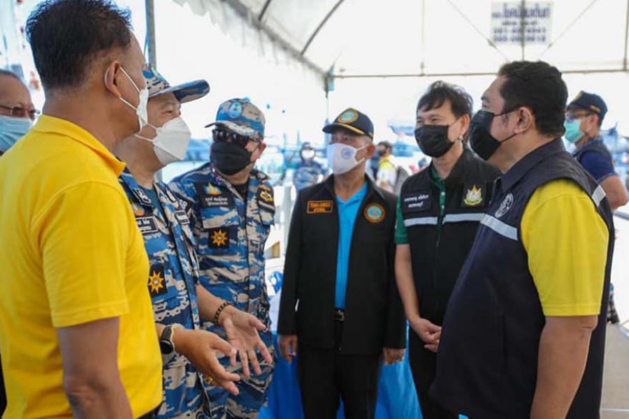 Мэр Паттайи г-н Сантайя Кунпломе беседует с военными моряками перед началом спасательной операции. Фото pattayamail.com