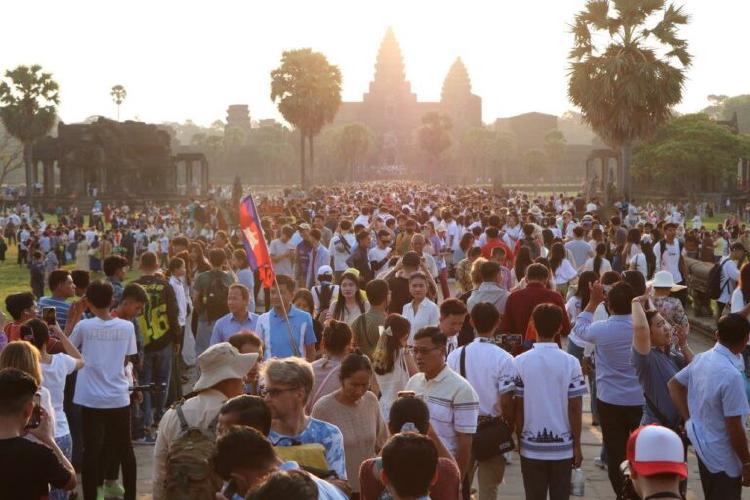 Весеннее равноденствие в Ангкор-Вате: тысячи гостей на грандиозном зрелище