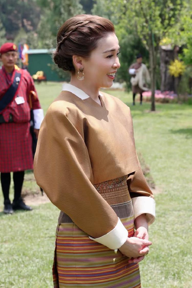 Королева Сутхида представляет тайские ткани миру