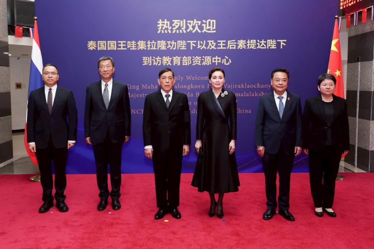 Их Величества ознакомились с передовыми образовательными технологиями Китая