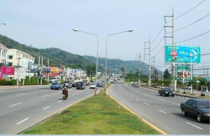 "До" — вид дороги и пересечения у Теско Лотус справа 
