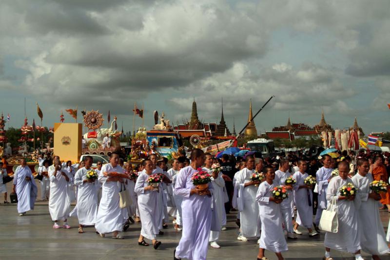 Для буддистских монахов это самый большой праздник. Шествия проходят по всему Тайланду.