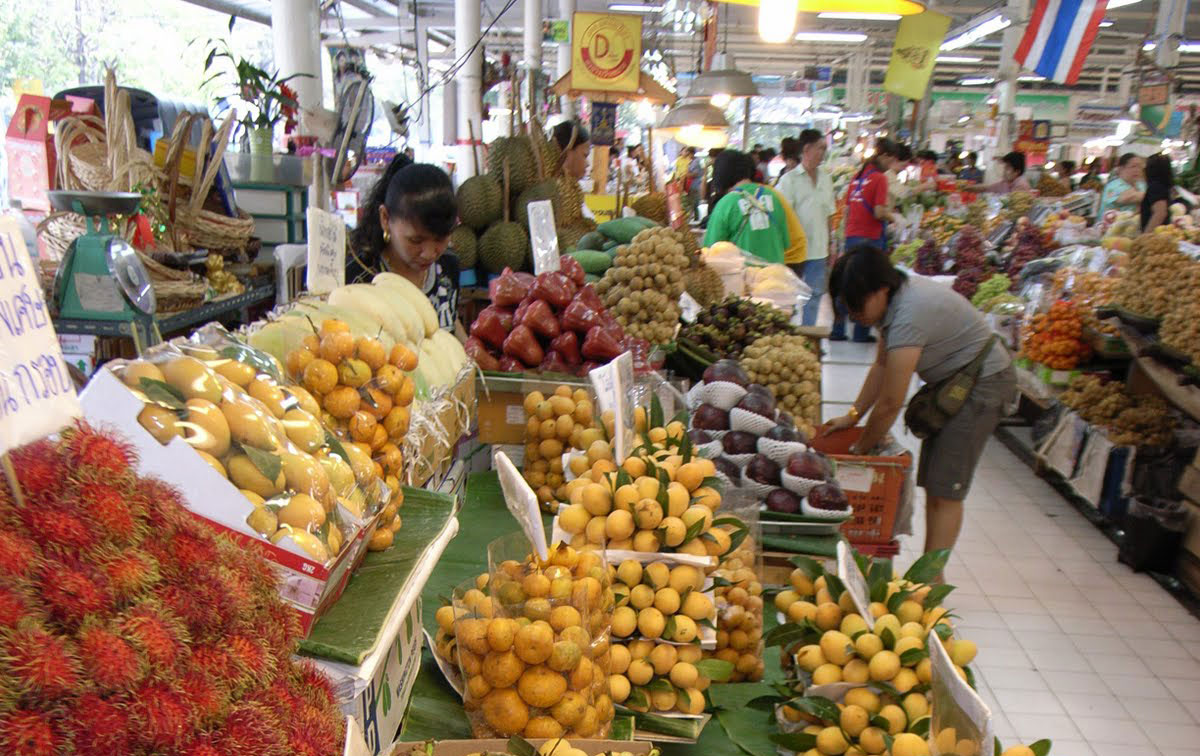 Фрукты в бангкоке. Тайланд рынок фрукты. Фруктовый рынок аэропорт Бангкок. Фруктовый рынок в Бангкоке. Тайский рынок фруктов.