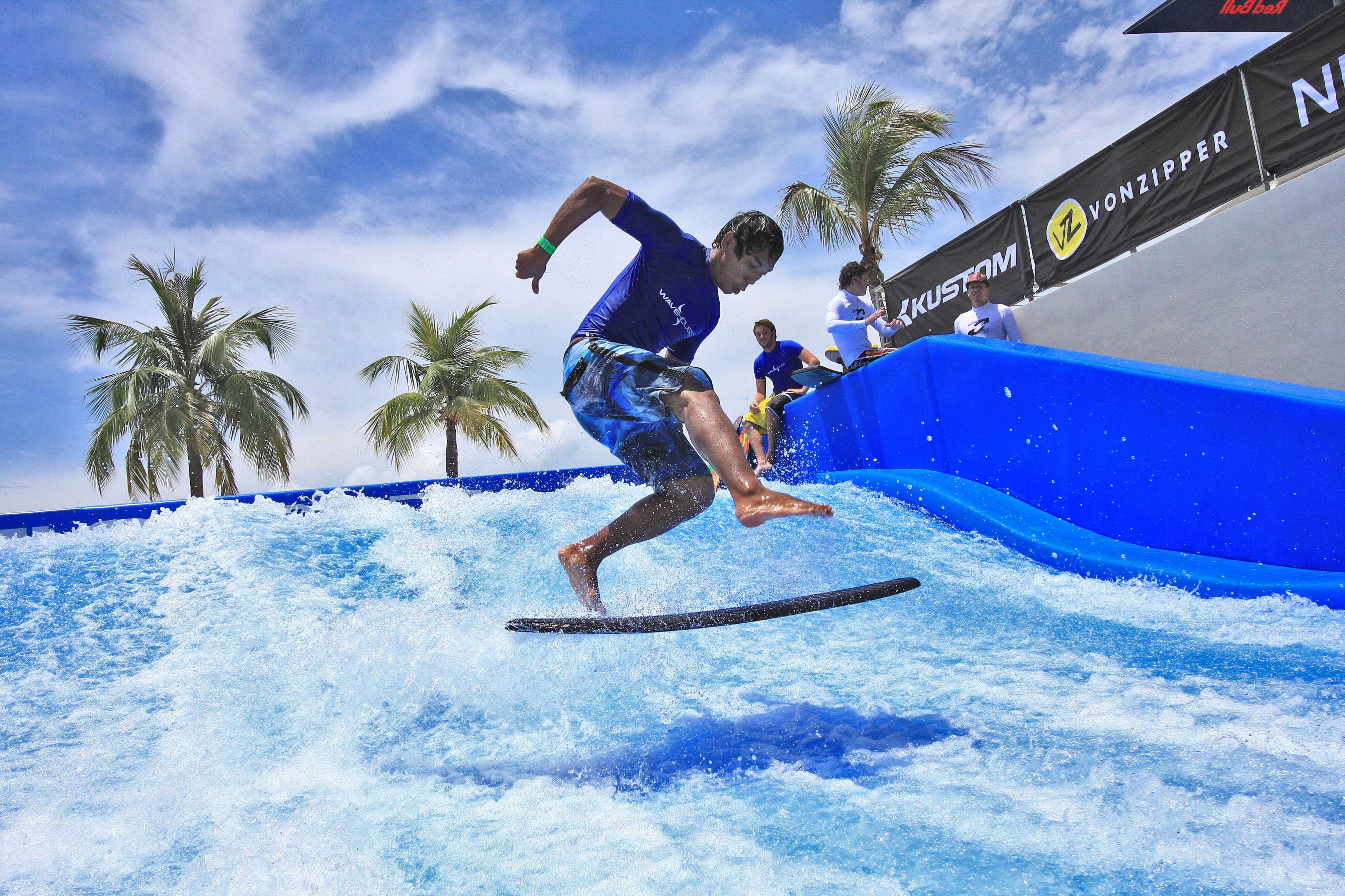 Серфинг в тайланде. Flowrider. Бассейн для серфинга. Серфинг на искусственной волне. Бассейн с искусственной волной для серфинга.