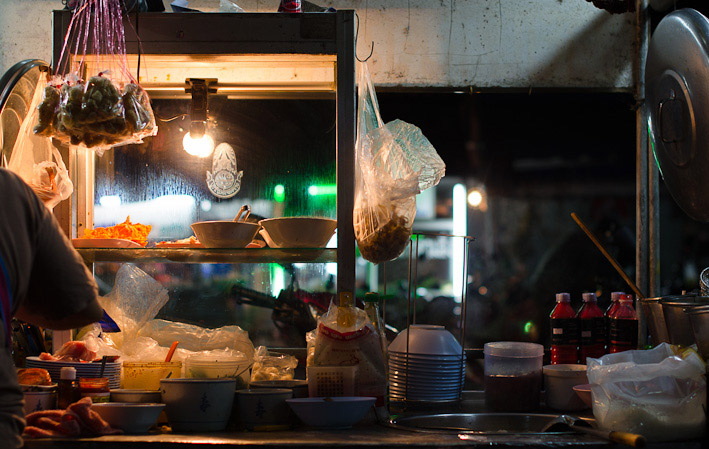 Уличная еда ночью в Бангкоке