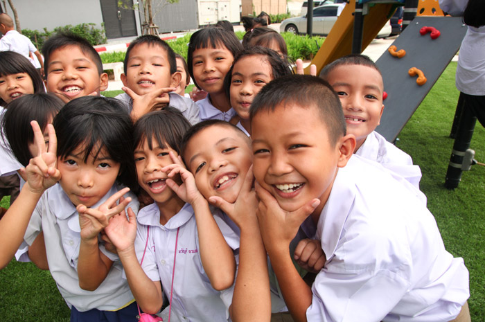 Счастливые тайские школьники