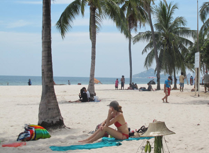 http://thailand-news.ru/sites/default/files/storage/images/2015-08/huahin_beach_01.jpg