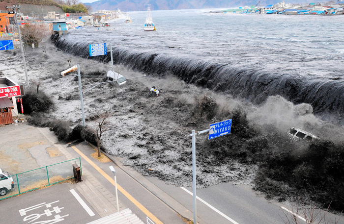 Разрушительное цунами после землетрясения в марте 2011 года в Японии