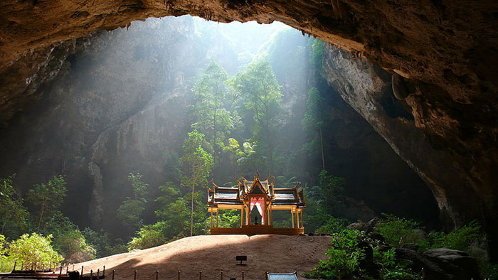 Храм Пхрая Накхон в пещере в провинции Прачуапкхирикхан, Тайланд.
