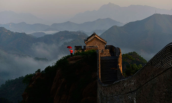Великая Китайская стена после ливня в Ченде на севере Китая, провинция Хэбэй.