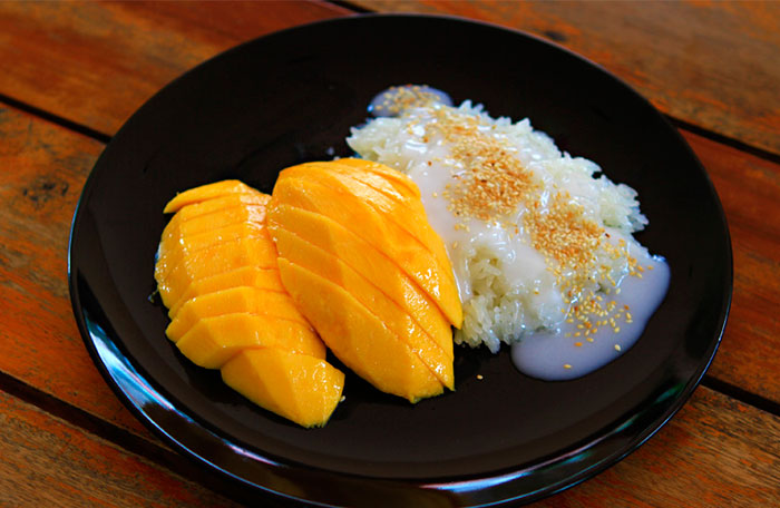 Тайская кухня, тайский десерт сладкий рис с манго