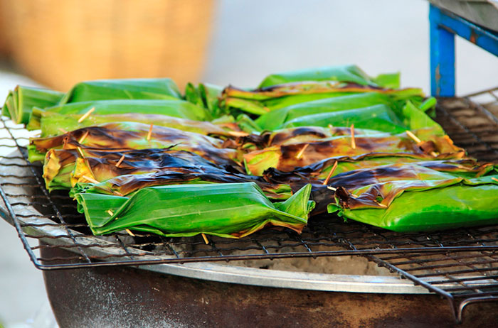 Тайская кухня, тайский десерт сладкий рис с бананом в пальмовом листе