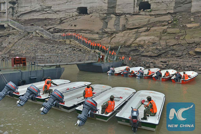 Спасательные операции по поиску людей с затоноувшего в Китае парома