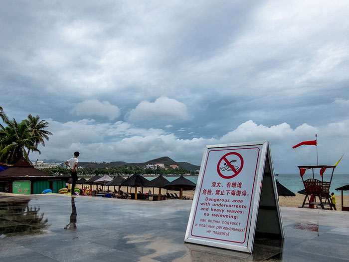 Предупреждения о шторме на пляжах острова Хайнань 