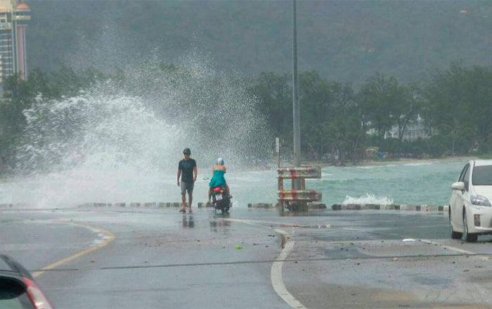 Большие волны на острове Пхукет в июле прошлого года. На этой неделе ожидаются не меньше.