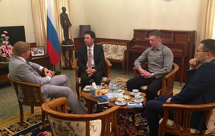 Посол России в Тайланде Кирилл Барский с мэром Паттайи Иттиполом Кунпломом