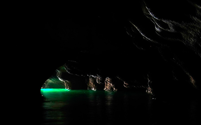 Большинство путешественников поклоняются одной тайне Ко Мук — пещере Моракот. В отлив можно проплыть через черный, как смола, вход пещеры и оказаться на скрытым внутри таинственном пляже.