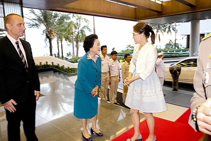 23  мая 2015 года Г-жа Панга Ваттанакул приветствует Её Высочество Принцессу Уболратану Раджаканаю в Royal Cliff Hotels Group