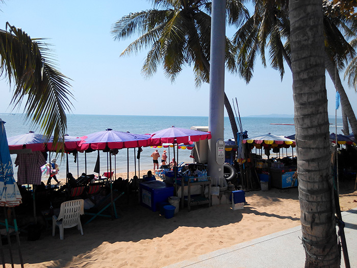 Участки с шезлонгами и зонтиками чередуются с природными пляжами - песок и море