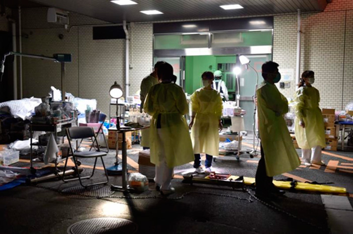 В городе Кумамото власти эвакуировали пациентов из больницы из-за опасений, что здание может обрушиться, поскольку его крен небезопасный.