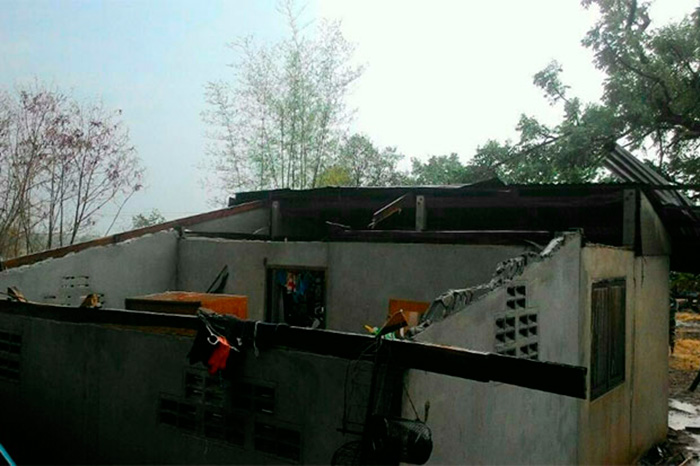 Дом в Чайяпхум остался без крыши когда гроза с градом обрушилась на провинцию