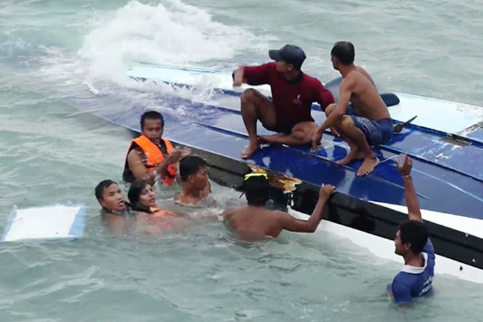 26 мая, Самуи. Спасатели помогают женщине после крушения катера. Фото Bangkok Post