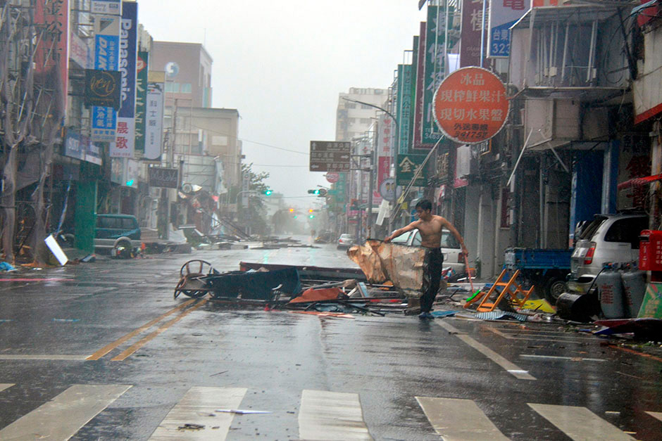 Супертайфун пронесся по Тайваню с ураганным ветром около 200км/ч