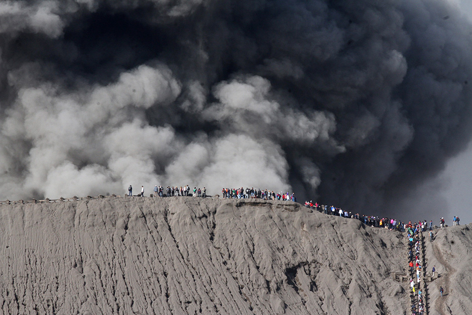 На краю кратера Бромо. Восточная Ява. Фото Reuters