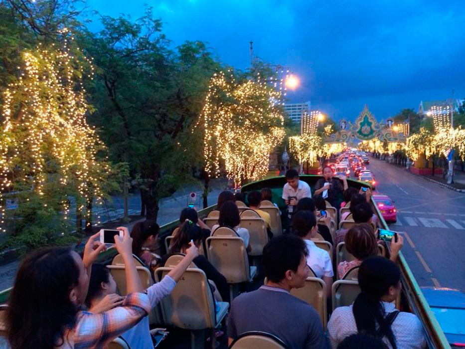С сентября по май Бангкок проводит туры по городу на двухуровневых открытых автобусах